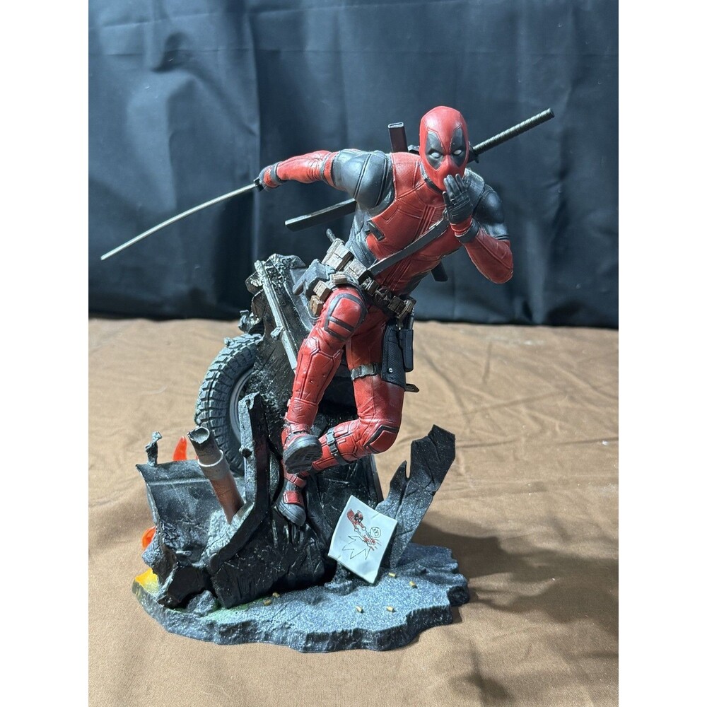 Diamond Marvel Gallery Deadpool PVC Diorama Statue Figure No Box